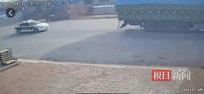 半掛車為逃避追查側(cè)翻司機多處骨折 執(zhí)法車追逐引發(fā)爭議