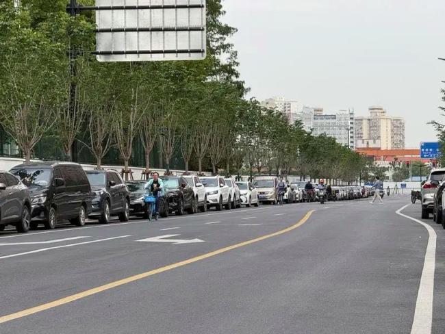 上海一新通車馬路停滿臨停車 臨時(shí)停車引發(fā)爭議