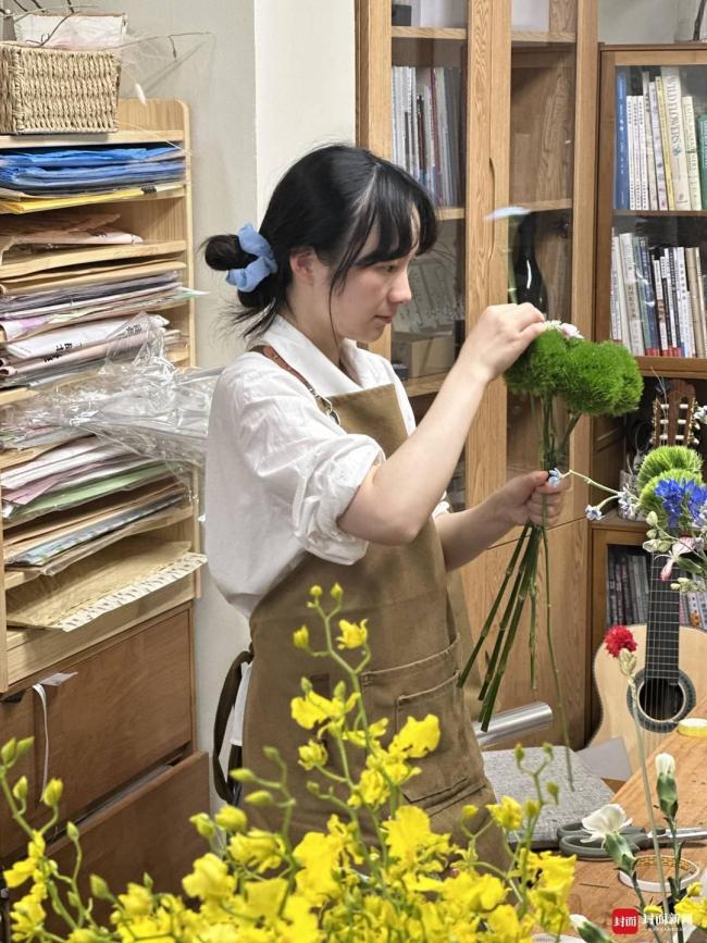25歲女生賣小狗花束月入3萬 創(chuàng)意手工走紅網(wǎng)絡(luò)