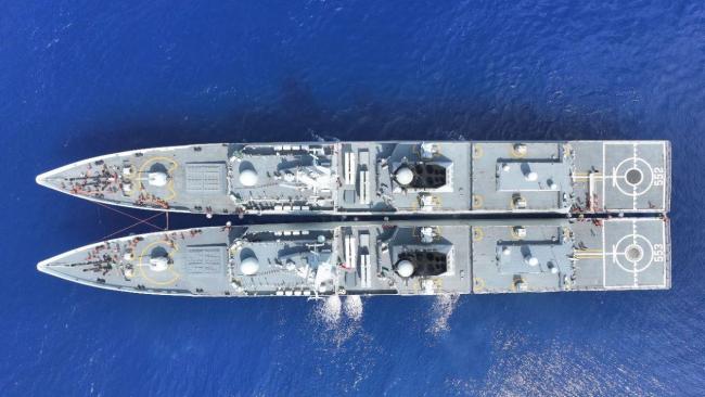 真“雙艦合璧”！一起看艦艇“肩並肩”航行