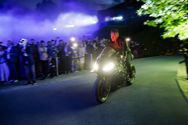 寶馬展示Concept RR概念摩托車 極致性能與創(chuàng)新設(shè)計(jì)