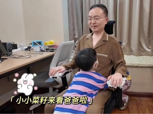 蔡磊與漸凍癥抗?fàn)?年 妻兒為其慶生 溫情滿滿慶生會(huì)