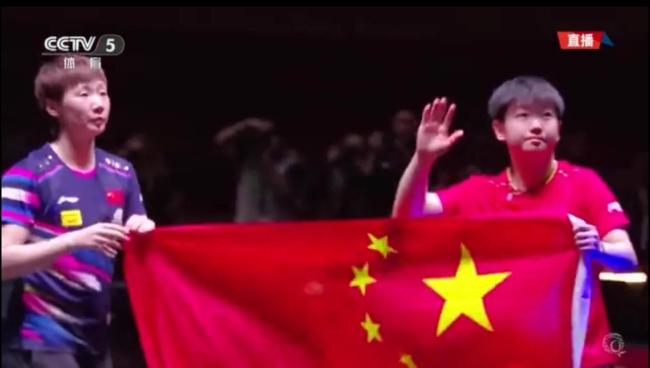 孫穎莎王曼昱舉起國(guó)旗 共賀女單輝煌