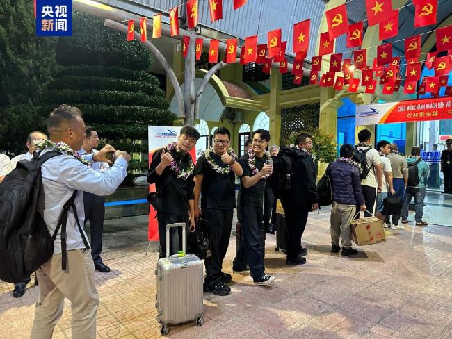 時(shí)隔五年 中越國(guó)際聯(lián)運(yùn)旅客列車(chē)抵達(dá)越南河內(nèi)