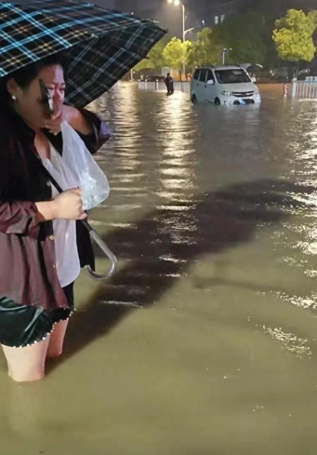 阜阳大姐雨中拦窨救人