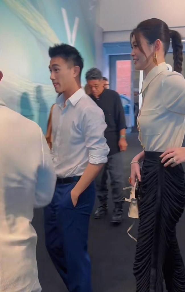 奚梦瑶与何猷君配头共同出席行径 恩爱互动羡煞旁东说念主