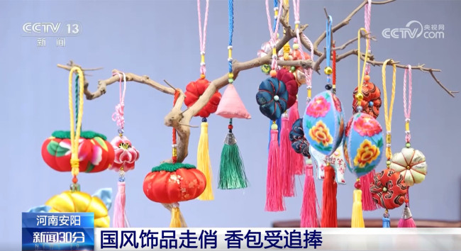 端午節(jié)民俗商品走俏市場 粽子香包受追捧