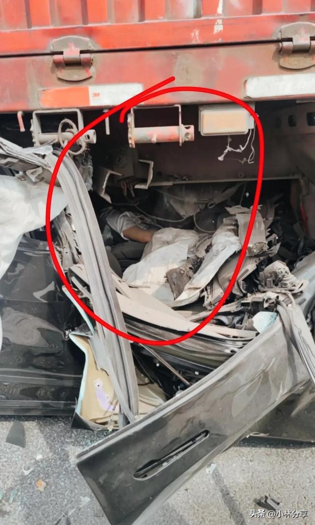 特斯拉追尾大貨車 車頭被撞碎 事故原因待查