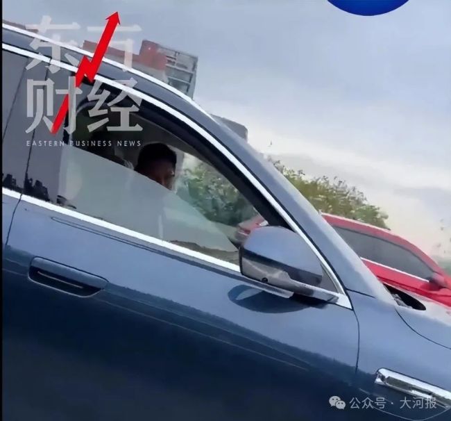 網(wǎng)友以為余承東開車睡著打招呼秒回 駕駛安全引爭議