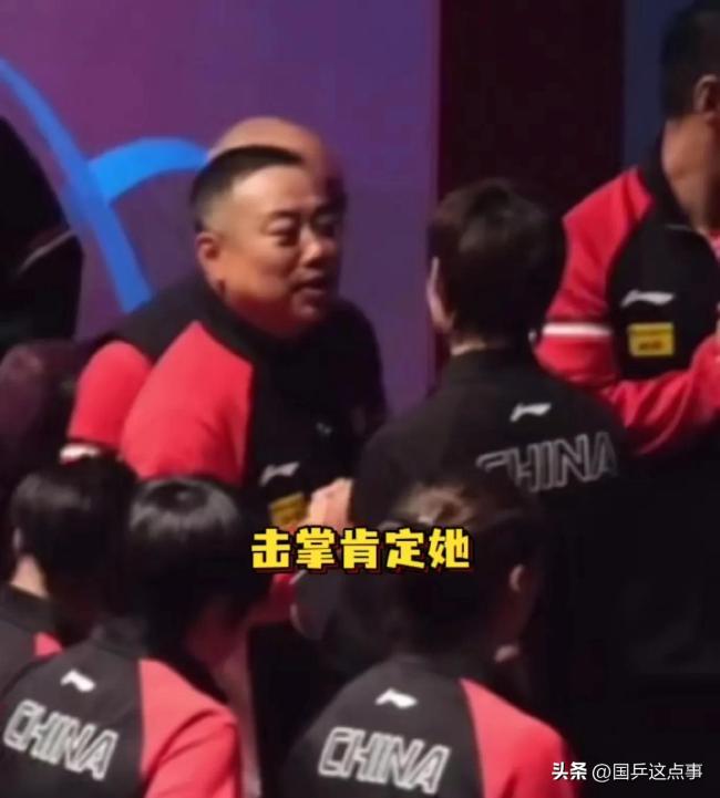 劉國(guó)梁拍頭鼓勵(lì)王曼昱蒯曼，國(guó)乒?jié)M載而歸