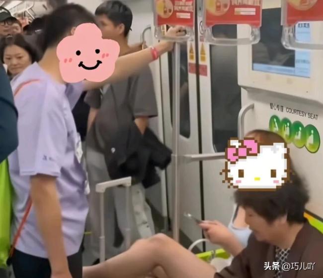 兩人地鐵上爭(zhēng)吵 女子沒(méi)吵贏猛踹對(duì)方 公共場(chǎng)所爭(zhēng)執(zhí)升級(jí)