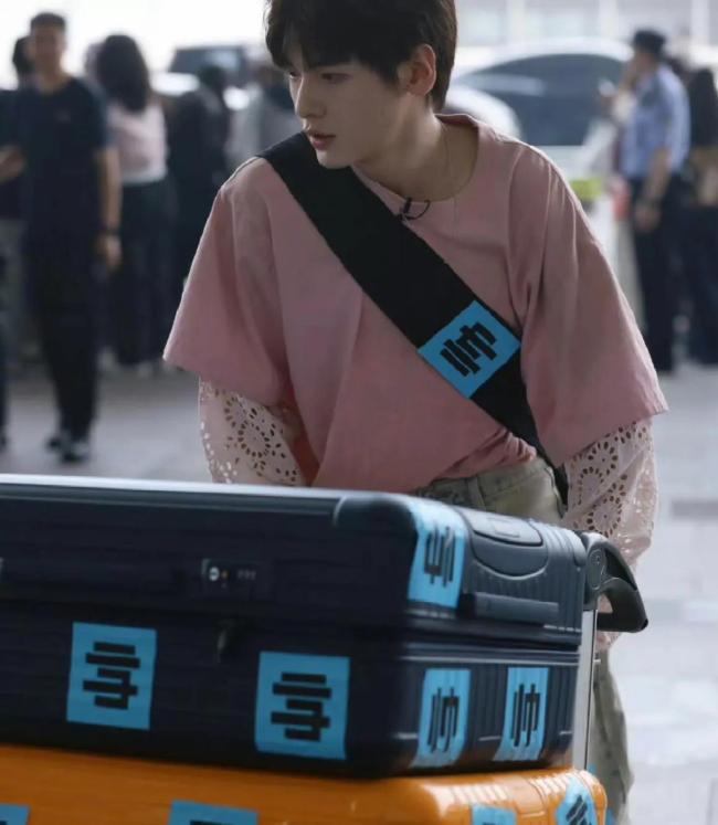 丁禹兮中餐厅厨师服造型路透 扛丝瓜瓤成焦点