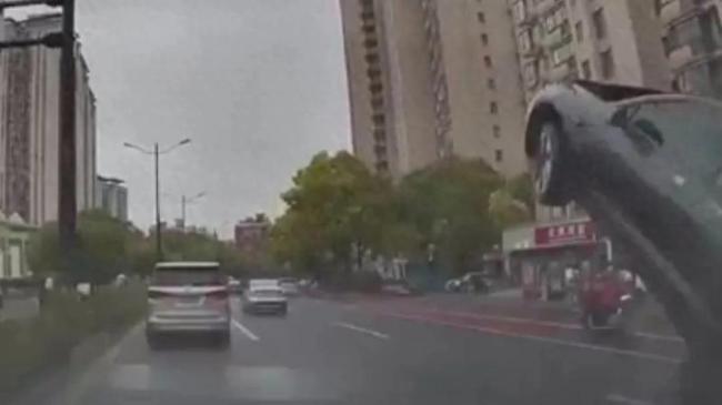 上海街頭驚現(xiàn)“欄桿刺客”扎傷市民