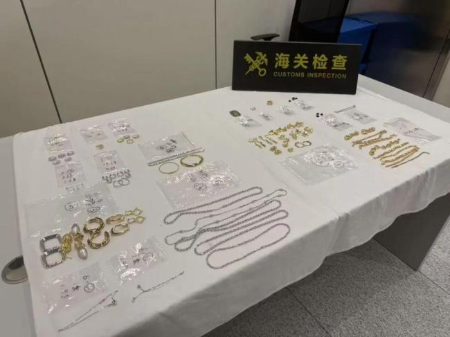 旅客內(nèi)衣藏匿走私首飾被查獲 45件珠寶價(jià)值約12.5萬