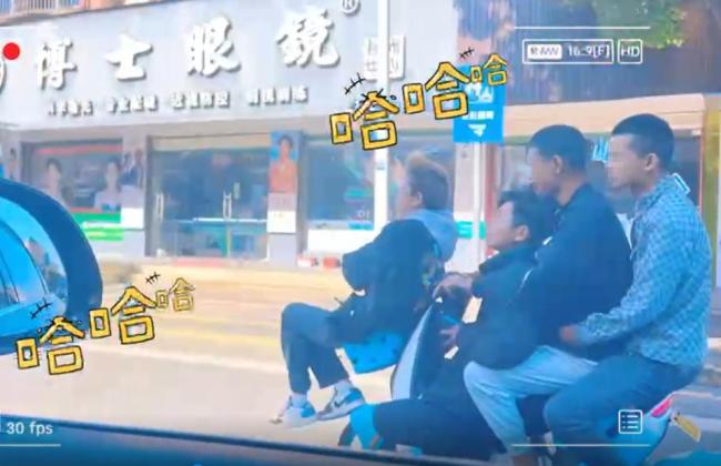 五人同騎一輛共享電單車被抓 違規(guī)載人受罰
