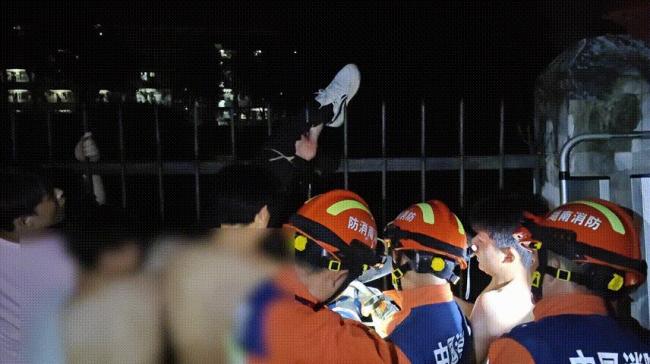 男學(xué)生翻學(xué)校圍欄小腿被刺穿 深夜噩夢警示安全