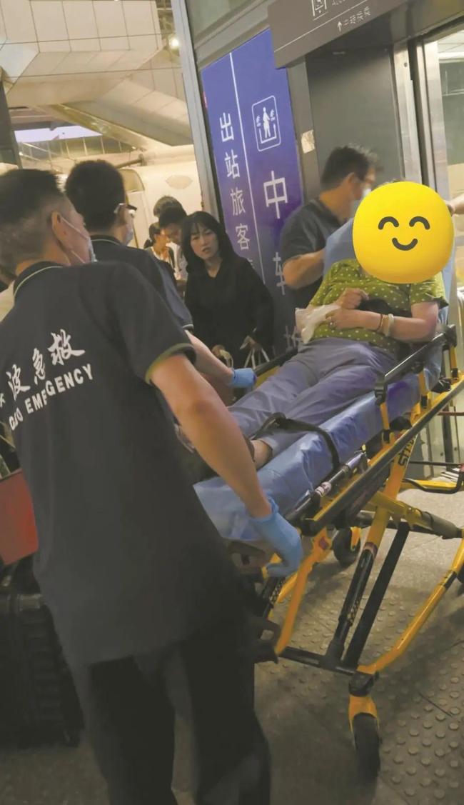 列車上醫(yī)生救下79歲老人 寧波醫(yī)院接力救治