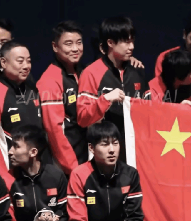 王皓合影時(shí)擠到劉國(guó)梁王楚欽中間