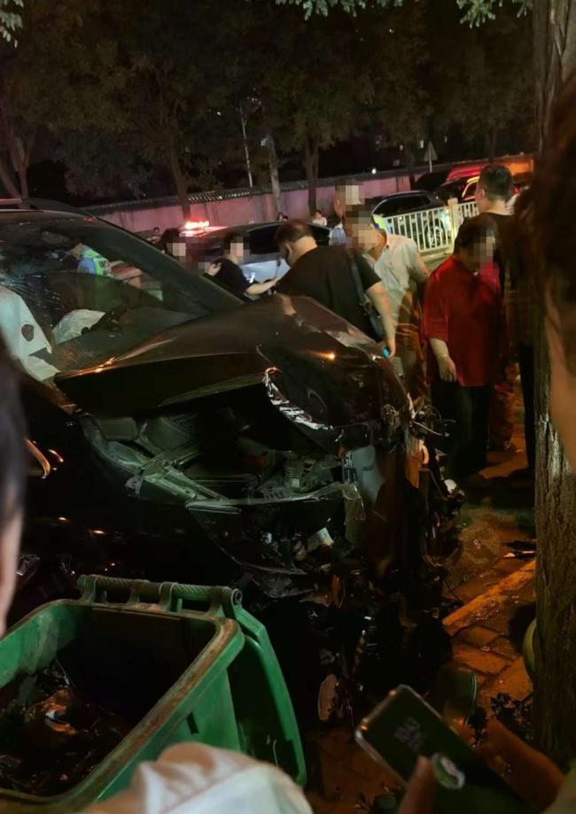 奔馳深夜遇查酒駕強闖卡撞傷交警 逃竄未遂終被控制