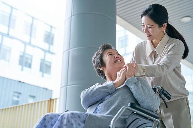 避免"一人住院全家忙" 免陪照護(hù)讓病人更有"醫(yī)"靠