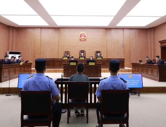 光大信托閆桂軍違規(guī)放貸63.9億受審 三宗罪指控庭審