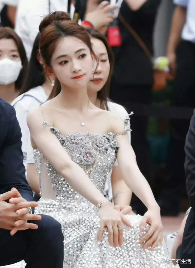 34歲吳謹(jǐn)言產(chǎn)后首次公開亮相，生了孩子反而更漂亮了
