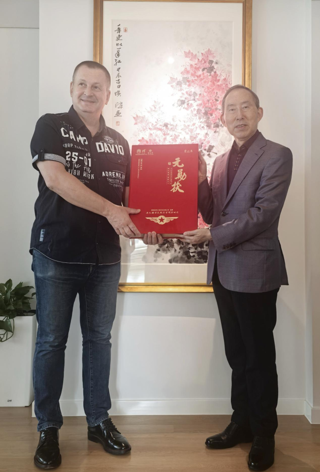 龍宇翔與俄羅斯教育部委員,、俄羅斯國立工藝美術大學校長庫拉索福親切會見