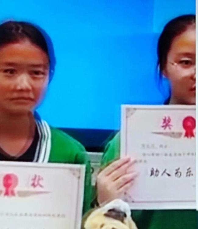 三名女中學(xué)生幫走失小女孩報(bào)警求助 顯少年擔(dān)當(dāng)