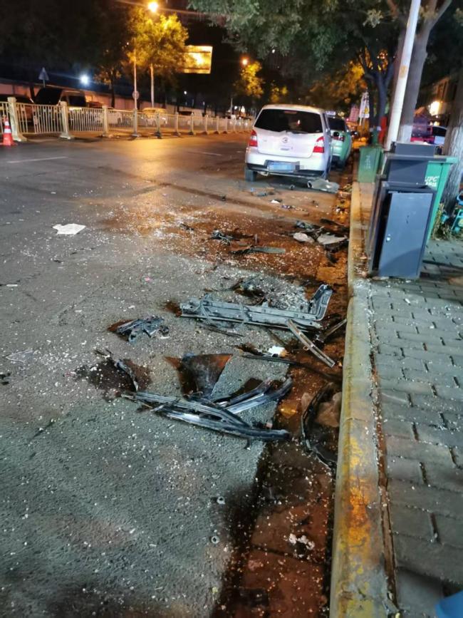 奔馳車深夜遇查酒駕強(qiáng)行闖卡 逃竄中撞傷交警與路人