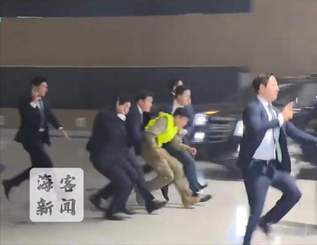 韓國演練保護總統(tǒng)：全副武裝的保鏢們一擁而上