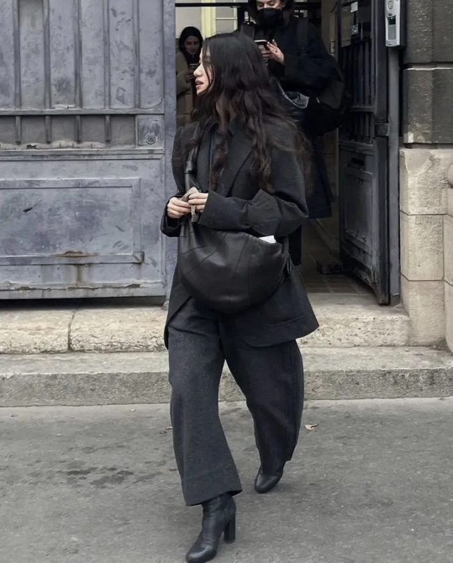 誰在把優(yōu)衣庫彎刀褲捧成“神褲” 時尚界的奇異新寵