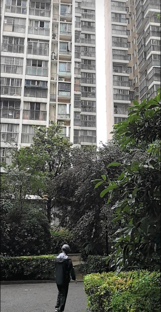 物業(yè)欠繳電費(fèi)致小區(qū)公共區(qū)域停電 業(yè)主出行受阻引發(fā)不滿