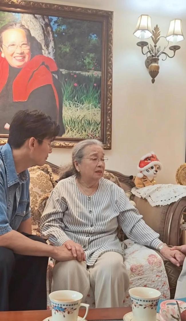 于晓光探望89岁李明启 了解其简朴生活 德艺双馨典范
