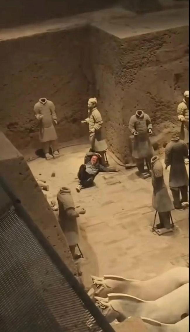 文旅局調(diào)查男子掉進兵馬俑坑 游客破壞文物引發(fā)關(guān)注