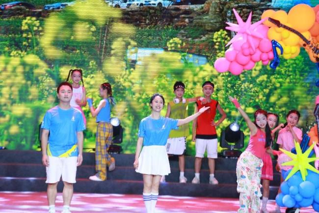 家長們讓兒童節(jié)匯演變成演唱會現(xiàn)場 多元藝術(shù)展現(xiàn)童心夢想