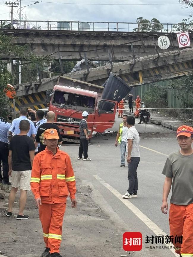 四川一鐵路橋發(fā)生垮塌 貨車被壓幸無傷亡