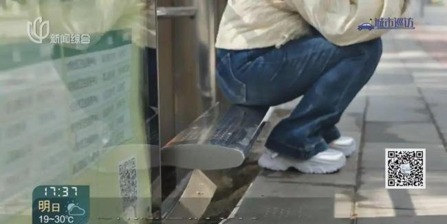 公交站椅子被吐槽僅一部手機(jī)高 市民呼吁整改