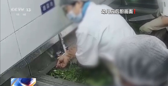 一廚工在幼兒園洗碗池里洗墩布被辭退 法院：支持