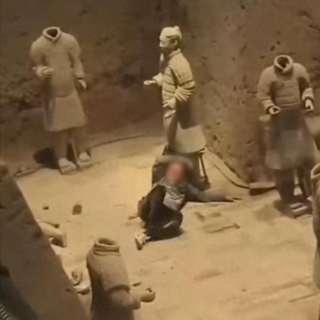 男子掉進(jìn)兵馬俑坑疑砸壞3個(gè)兵馬俑