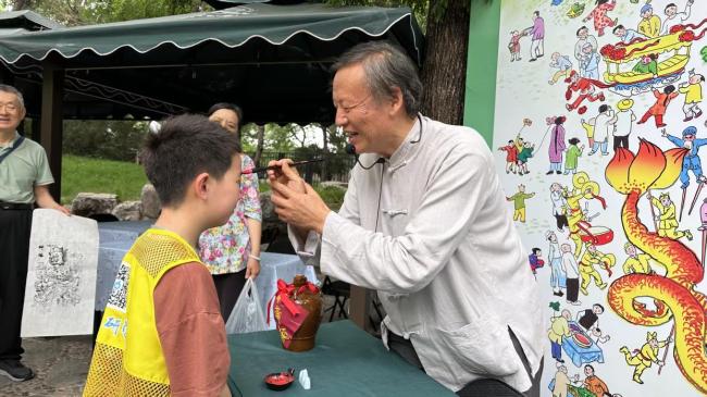 北京：端午假期首日,，31.67萬游客雨中漫步游園 傳統(tǒng)文化活動豐富多彩