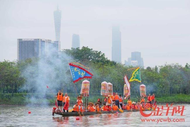 蘇炳添跨界參加龍船競渡 水上激情對決