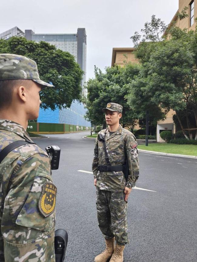 老人跳河輕生武警緊急救援
