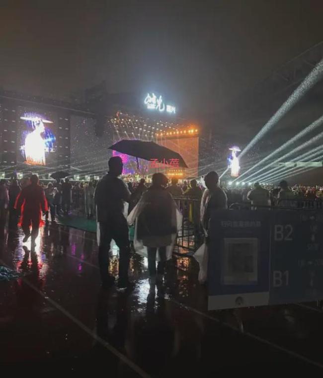 李健演唱會(huì)遇暴雨全程不打傘 敬業(yè)精神感動(dòng)歌迷