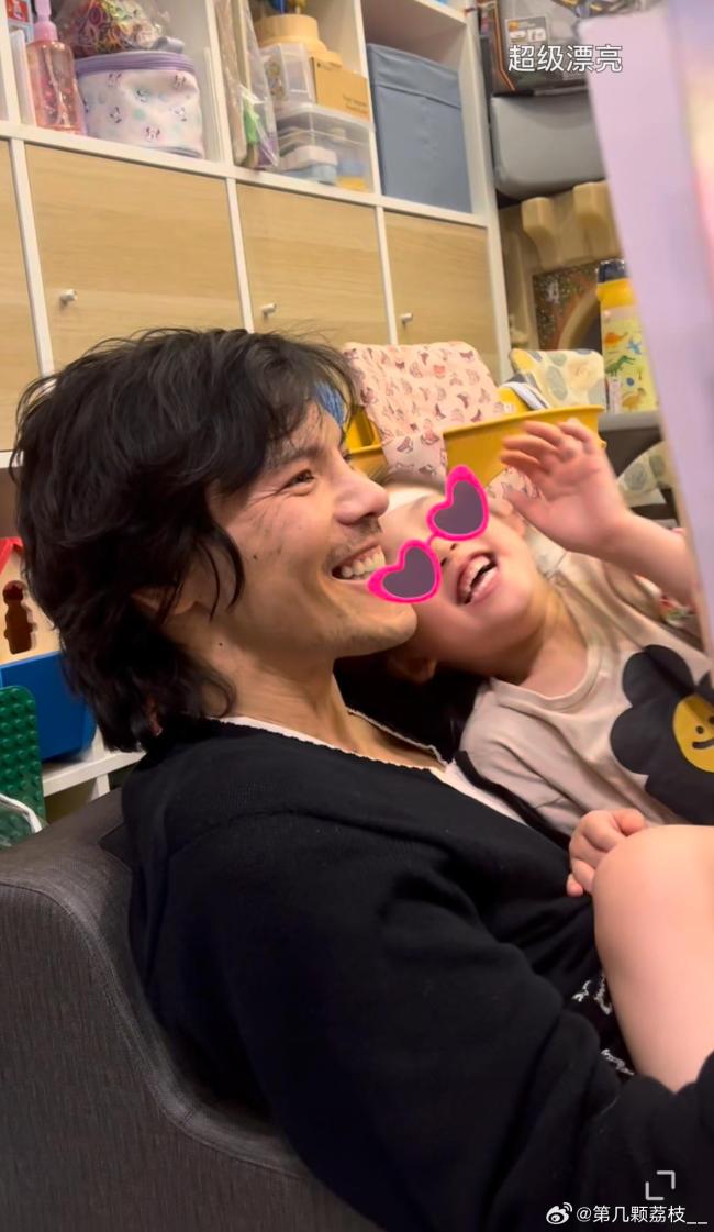 向佐六一曬女兒 網(wǎng)友：幸好顏值隨媽 父女溫馨互動(dòng)登熱搜