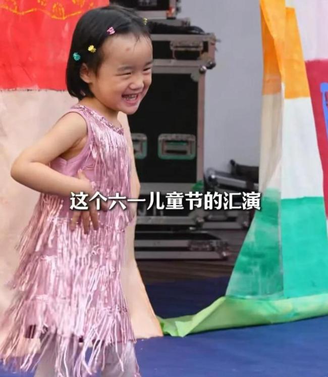 李亞鵬拄拐和妻子看女兒演出 一家三口幸福同框
