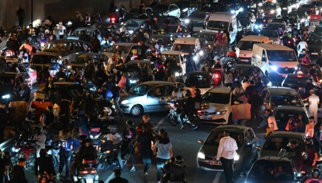 奪冠,、慶祝,、然后被捕……昨夜巴黎街頭如“戰(zhàn)場(chǎng)”