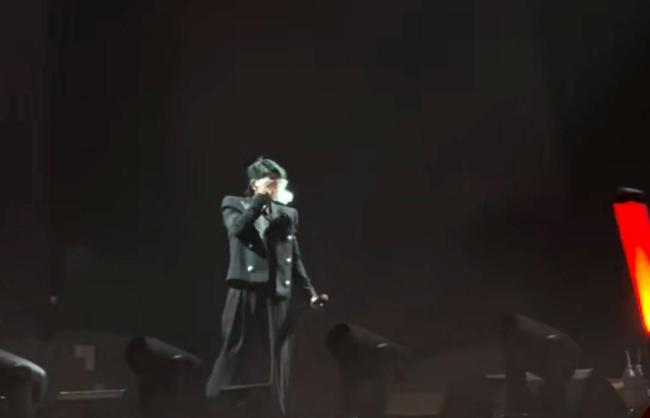 陳小春演唱會現(xiàn)場被鄭伊健感動落淚 古惑仔兄弟再同框