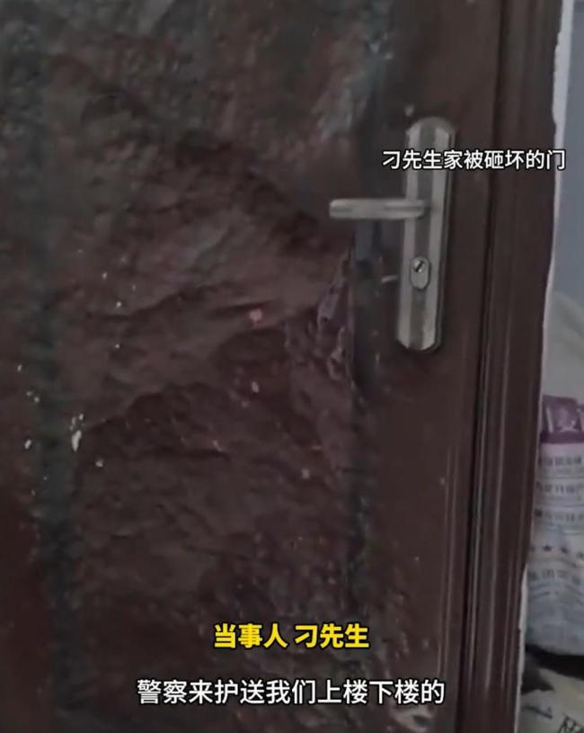 男子遭精神病鄰居砸門咒罵 報(bào)警近200次無果