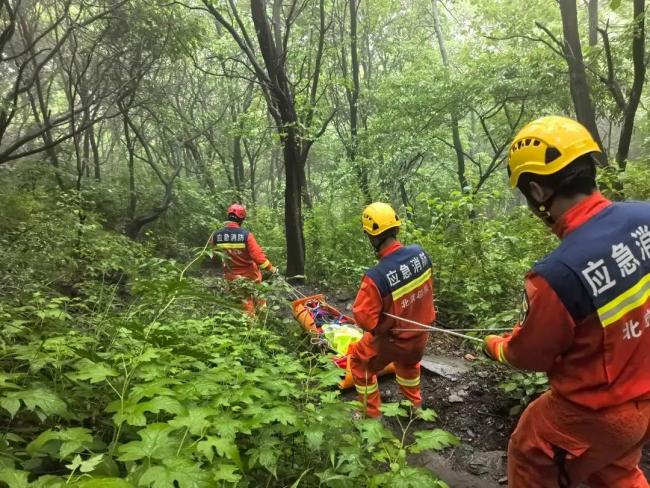 夫妻端午冒雨攀爬野長城 忽視安全釀事故