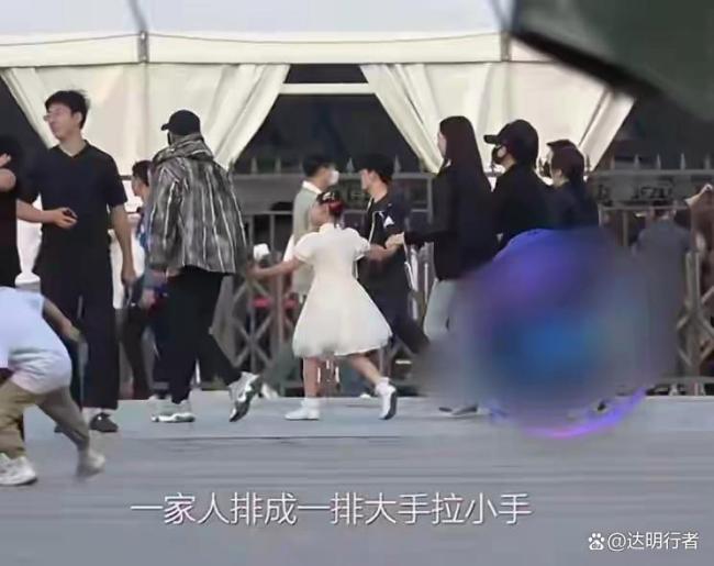 趙文卓一家看鳳凰傳奇演唱會 溫馨瞬間引關注